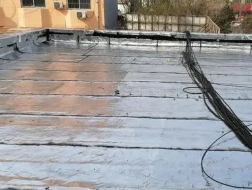 漯河市卫生间漏水维修公司分享下漯河市屋面楼顶防水刚性防水层施工要点。